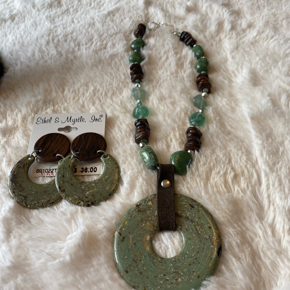 Ethel & Myrtle Chunky necklace and earrings - Picture 7 of 11